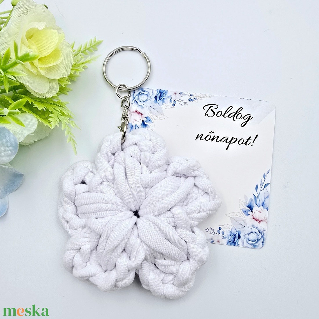 Nőnapi ajándék - Fehér horgolt virág kulcstartó ajándékkártyával, Boldog nőnapot! feliratos kártyával - táska & tok - kulcstartó & táskadísz - kulcstartó - Meska.hu