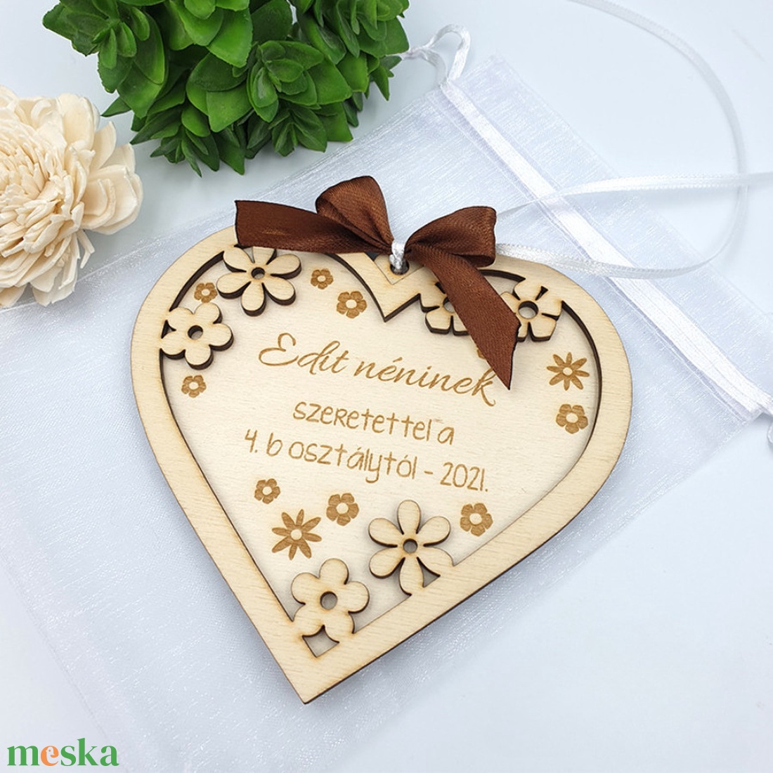 Egyedi feliratos szív alakú gravírozott dísz - Ajándék tanító néninek, óvó néninek - otthon & életmód - dekoráció - dísztárgy - Meska.hu