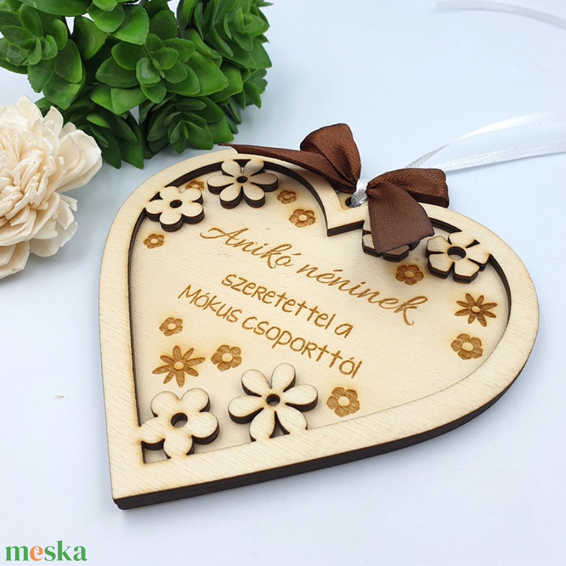 Egyedi feliratos szív alakú gravírozott dísz - Ajándék tanító néninek, óvó néninek - otthon & életmód - dekoráció - dísztárgy - Meska.hu