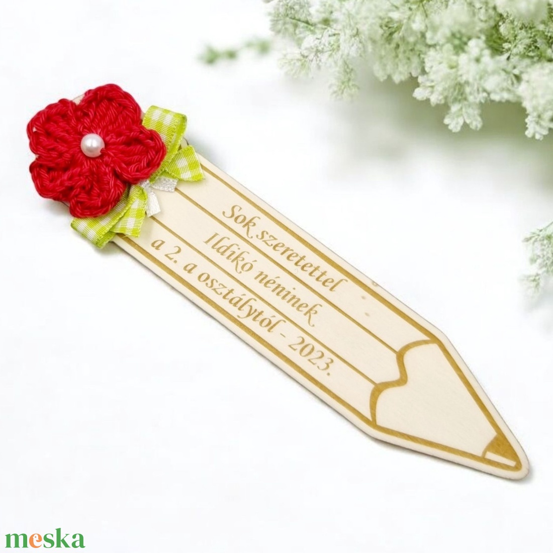 Ceruza alakú egyedi gravírozott fa könyvjelző horgolt virággal. Ajándék óvó néninek, tanító néninek - könyv & zene - könyvjelző - Meska.hu