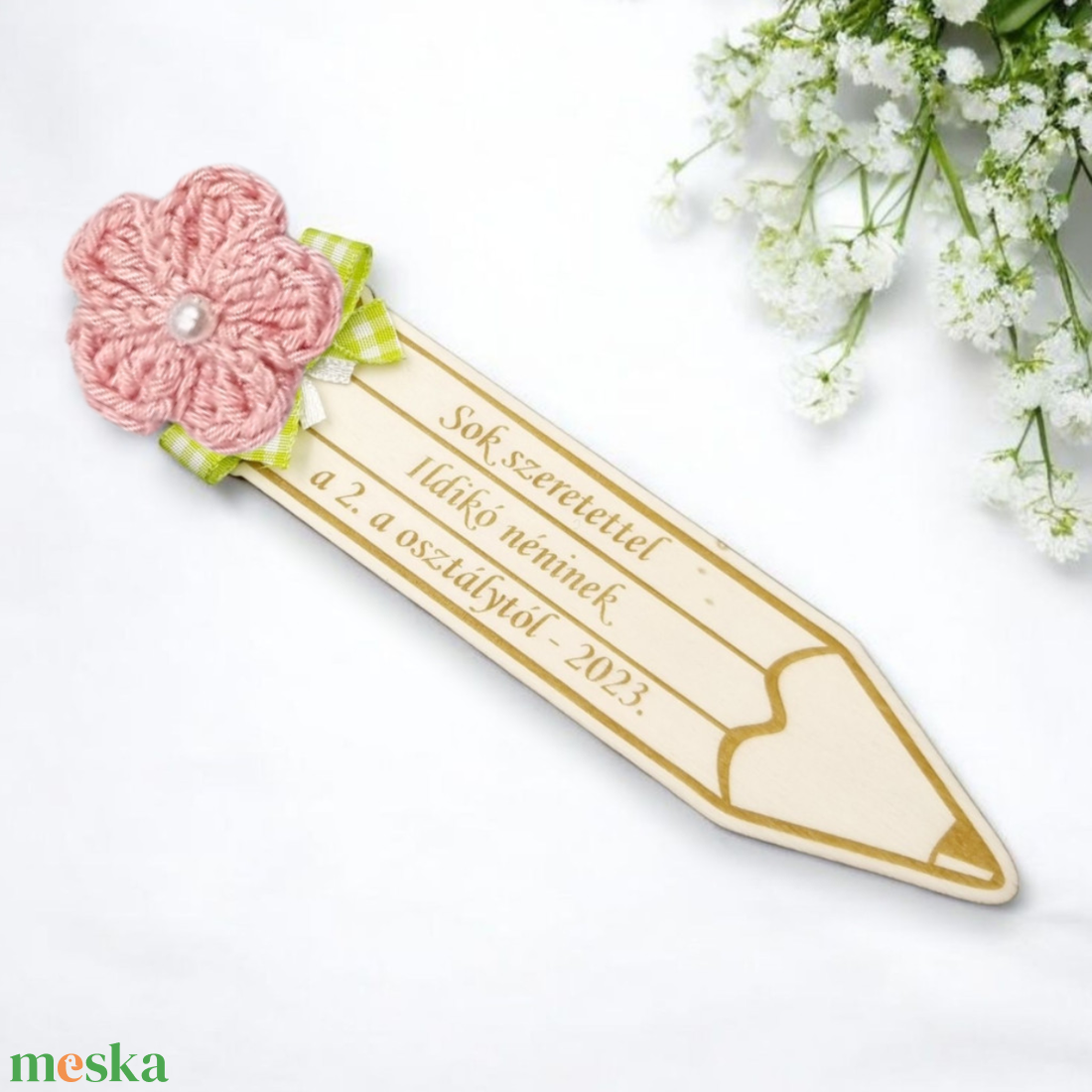 Ceruza alakú egyedi gravírozott fa könyvjelző horgolt virággal. Ajándék óvó néninek, tanító néninek - könyv & zene - könyvjelző - Meska.hu