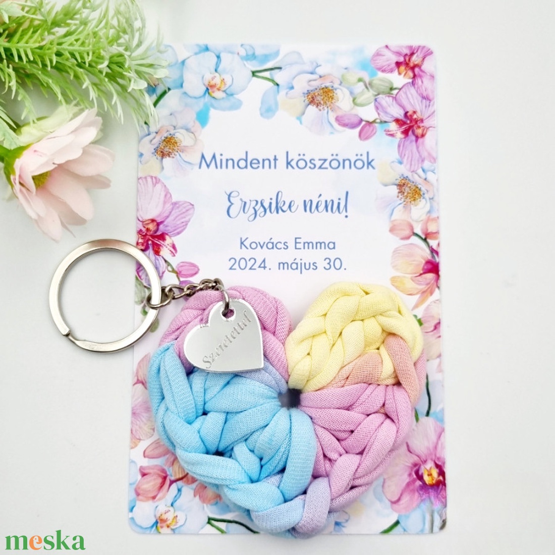 Horgolt szív kulcstartó gravírozott medállal, egyedi ajándékkártyán - Ajándék tanító néninek, óvó néninek (05) - táska & tok - kulcstartó & táskadísz - kulcstartó - Meska.hu