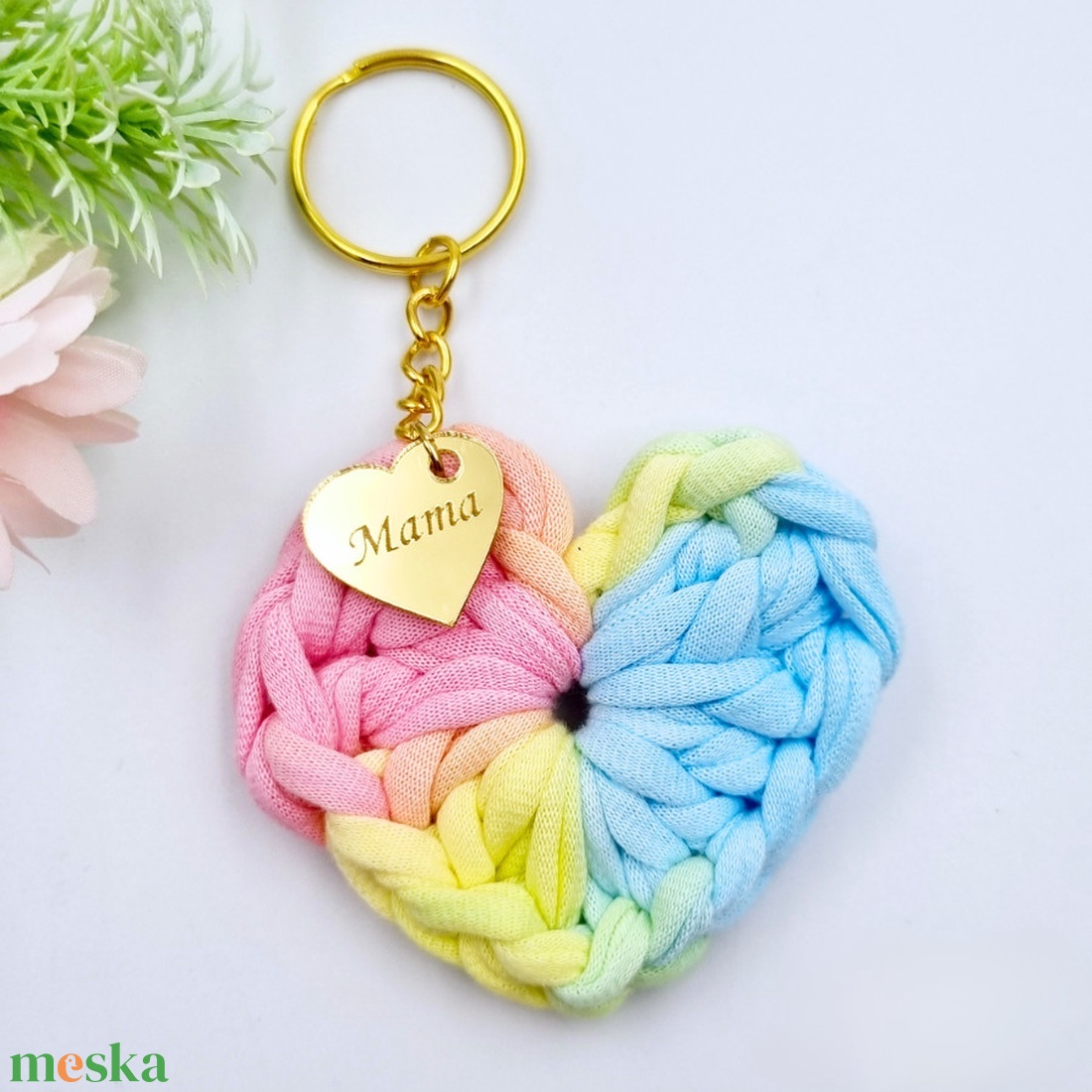 Horgolt szív kulcstartó gravírozott medállal, egyedi ajándékkártyán - Ajándék tanító néninek, óvó néninek (05) - táska & tok - kulcstartó & táskadísz - kulcstartó - Meska.hu
