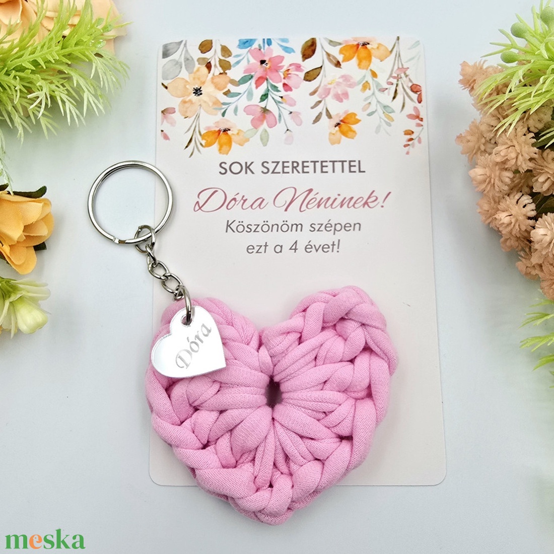 Horgolt szív kulcstartó gravírozott medállal, egyedi ajándékkártyán - Ajándék tanító néninek, óvó néninek (08) - táska & tok - kulcstartó & táskadísz - kulcstartó - Meska.hu