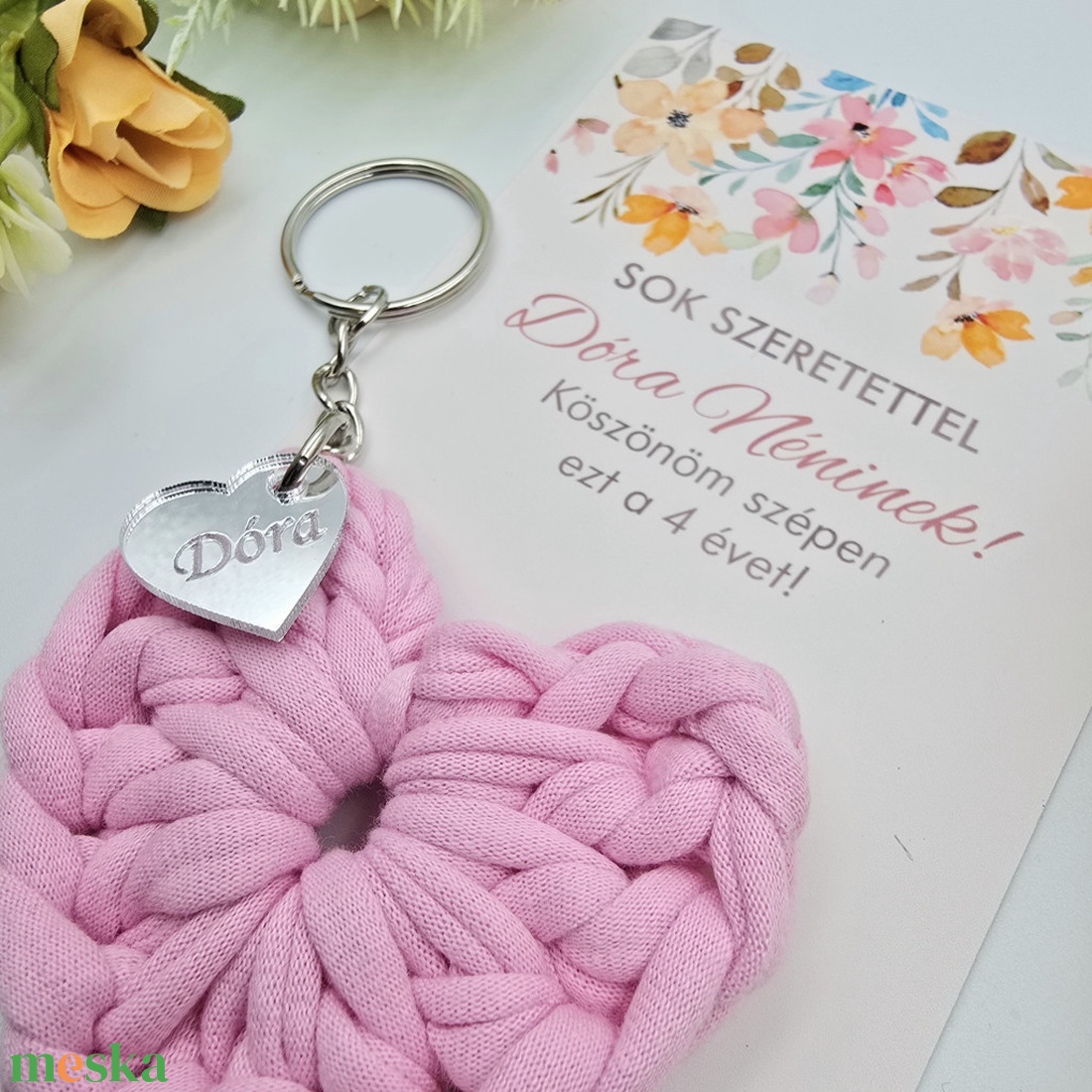 Horgolt szív kulcstartó gravírozott medállal, egyedi ajándékkártyán - Ajándék tanító néninek, óvó néninek (08) - táska & tok - kulcstartó & táskadísz - kulcstartó - Meska.hu