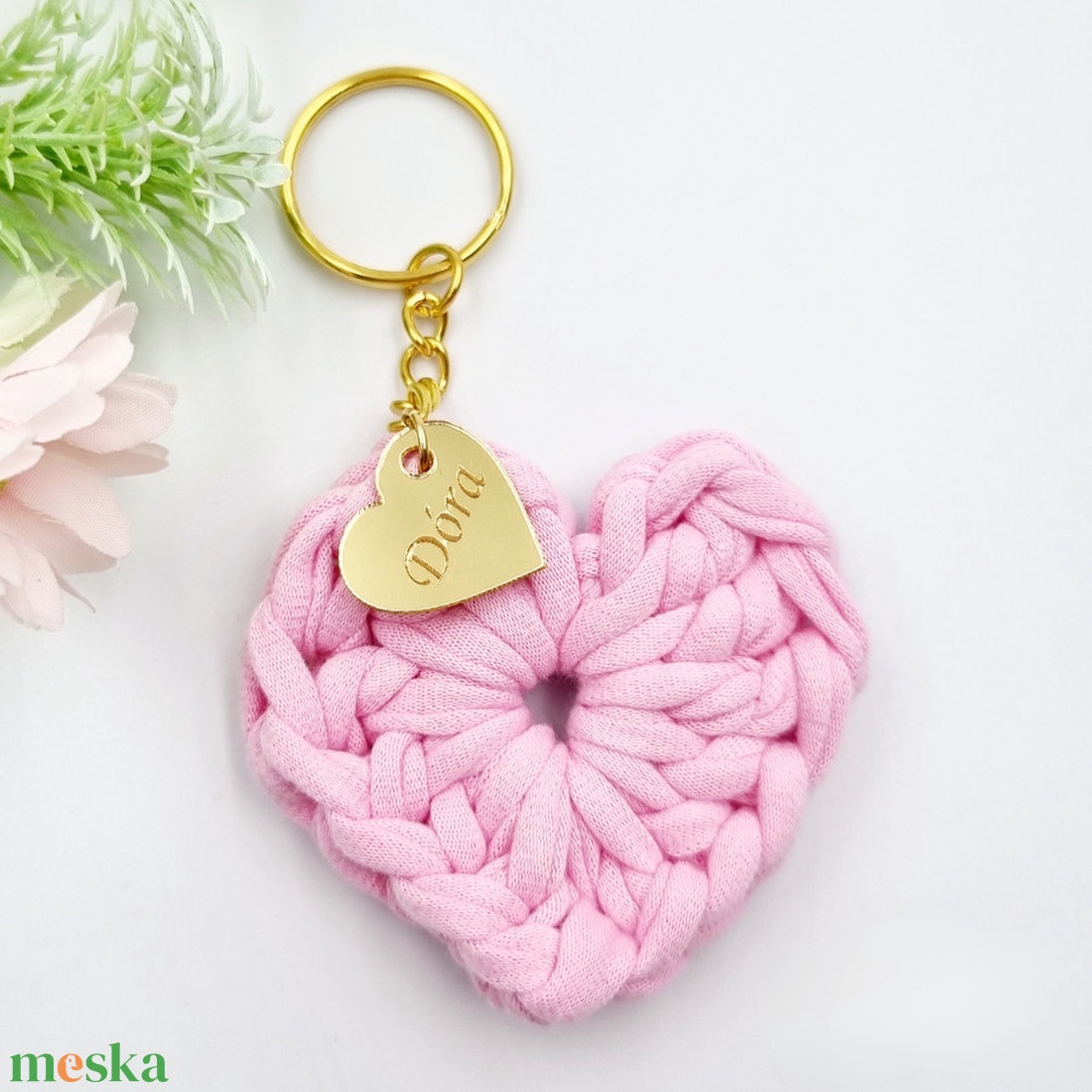 Horgolt szív kulcstartó gravírozott medállal, egyedi ajándékkártyán - Ajándék tanító néninek, óvó néninek (08) - táska & tok - kulcstartó & táskadísz - kulcstartó - Meska.hu