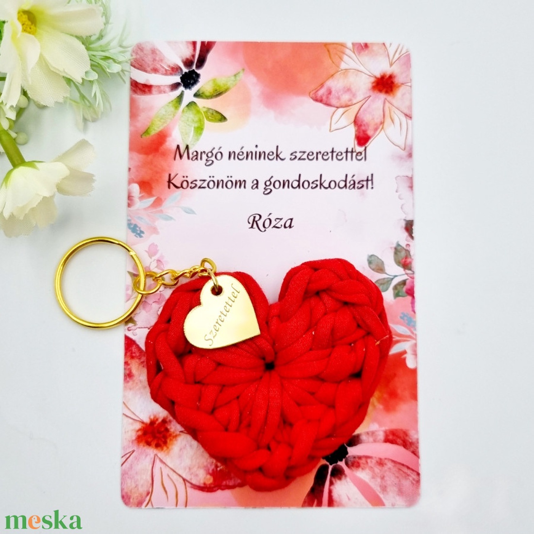 Horgolt szív kulcstartó gravírozott medállal, egyedi ajándékkártyán - Ajándék tanító néninek, óvó néninek (11) - táska & tok - kulcstartó & táskadísz - kulcstartó - Meska.hu