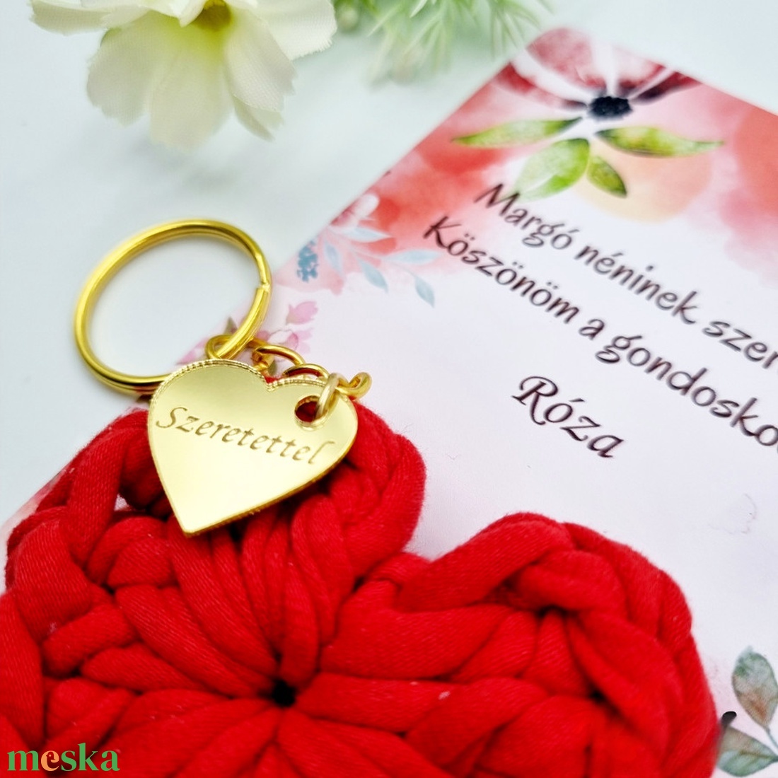 Horgolt szív kulcstartó gravírozott medállal, egyedi ajándékkártyán - Ajándék tanító néninek, óvó néninek (11) - táska & tok - kulcstartó & táskadísz - kulcstartó - Meska.hu