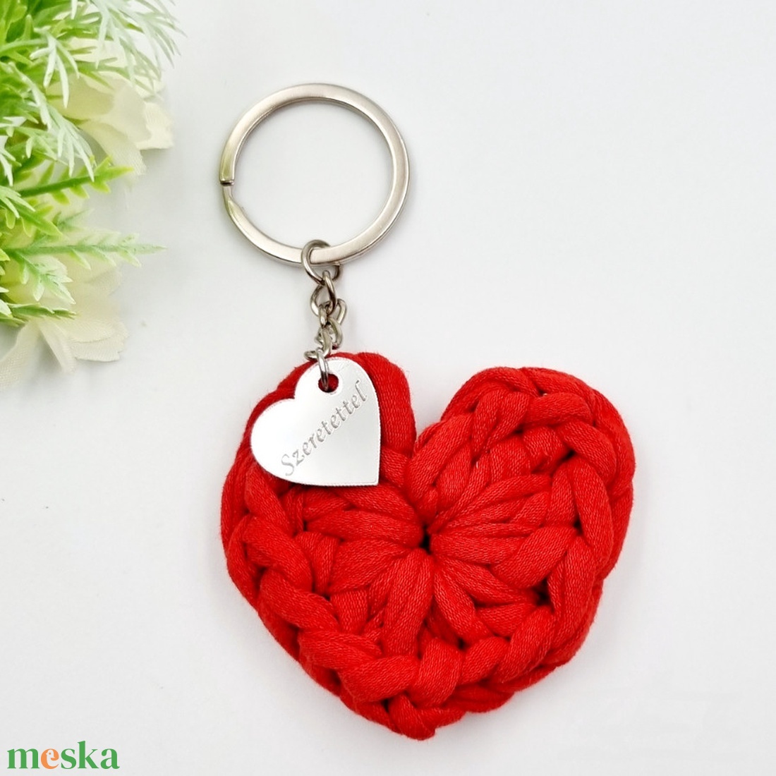 Horgolt szív kulcstartó gravírozott medállal, egyedi ajándékkártyán - Ajándék tanító néninek, óvó néninek (11) - táska & tok - kulcstartó & táskadísz - kulcstartó - Meska.hu
