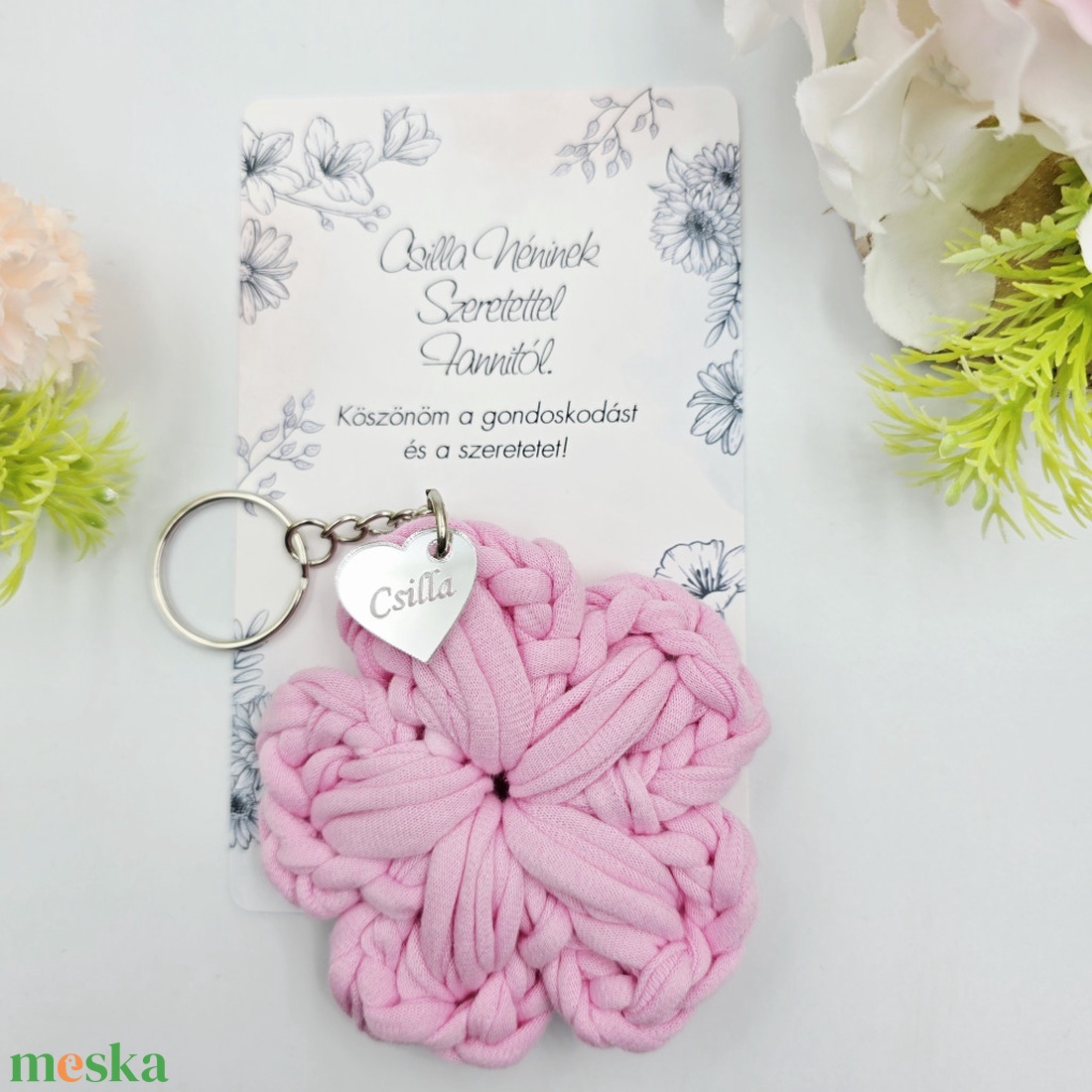 Horgolt virág kulcstartó gravírozott medállal, egyedi ajándékkártyán - Ajándék tanító néninek, óvó néninek (04) - táska & tok - kulcstartó & táskadísz - kulcstartó - Meska.hu