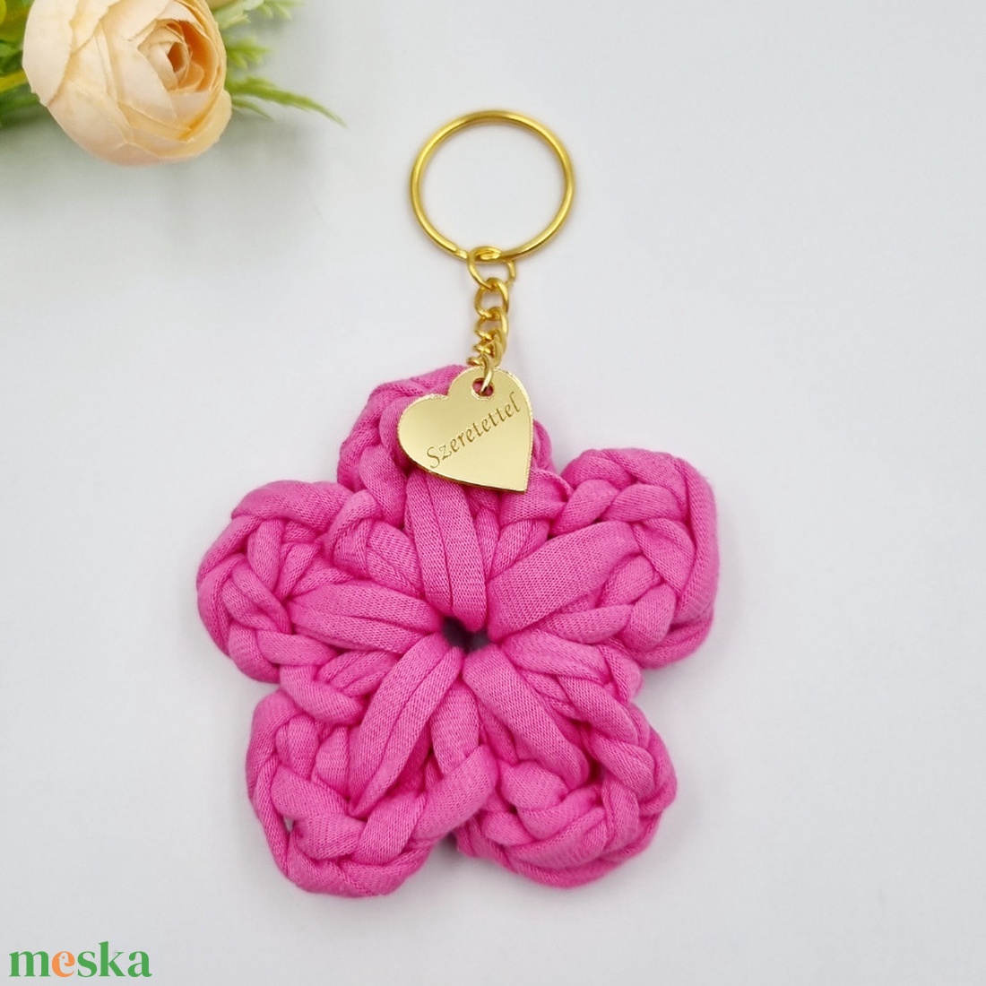 Horgolt virág kulcstartó gravírozott medállal, egyedi ajándékkártyán - Ajándék tanító néninek, óvó néninek (07) - táska & tok - kulcstartó & táskadísz - kulcstartó - Meska.hu