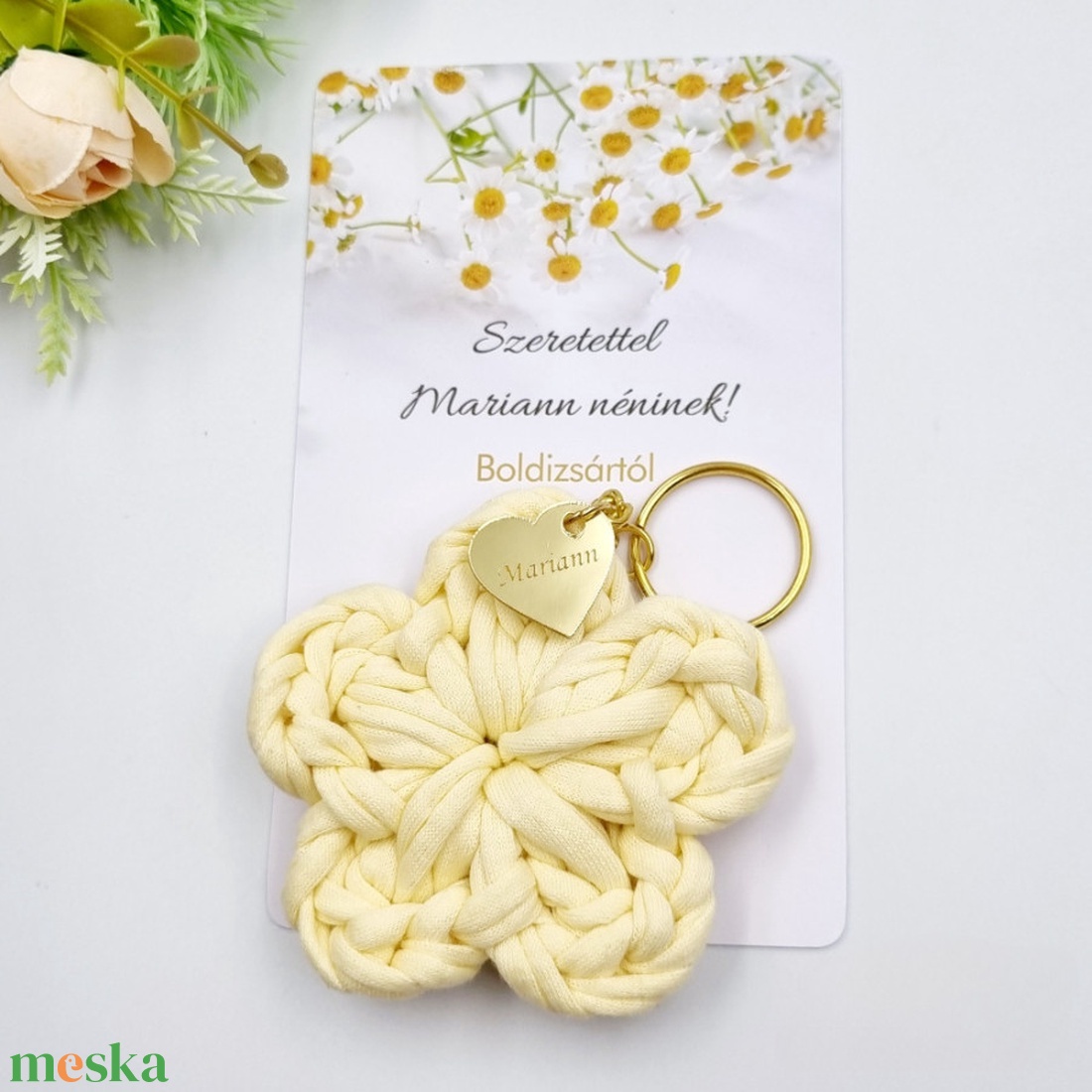 Horgolt virág kulcstartó gravírozott medállal, egyedi ajándékkártyán - Ajándék tanító néninek, óvó néninek (10) - táska & tok - kulcstartó & táskadísz - kulcstartó - Meska.hu