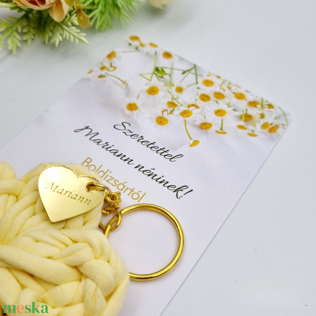 Horgolt virág kulcstartó gravírozott medállal, egyedi ajándékkártyán - Ajándék tanító néninek, óvó néninek (10) - táska & tok - kulcstartó & táskadísz - kulcstartó - Meska.hu