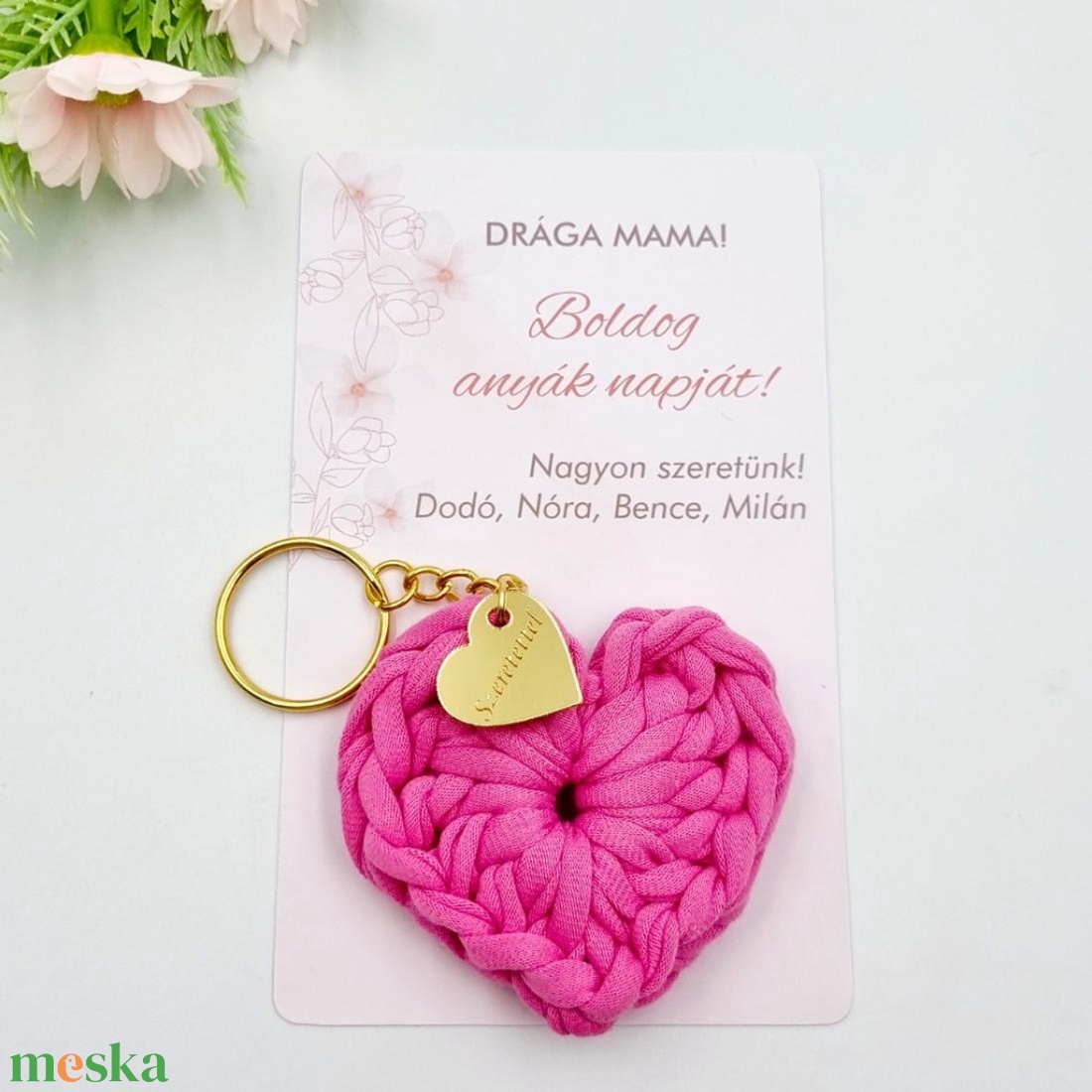 Horgolt szív kulcstartó gravírozott medállal, egyedi ajándékkártyán - Anyák napi ajándék (01) - táska & tok - kulcstartó & táskadísz - kulcstartó - Meska.hu