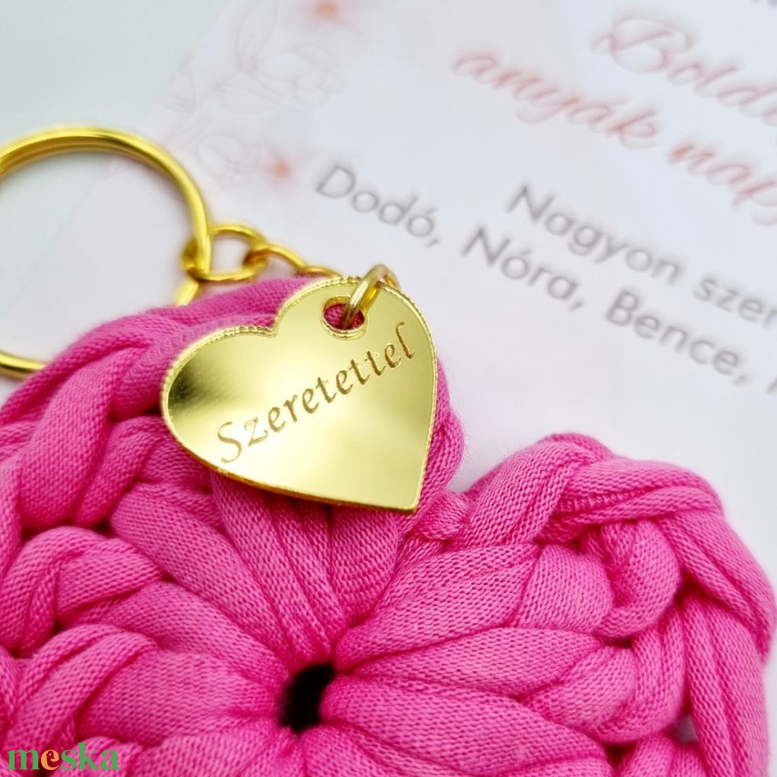 Horgolt szív kulcstartó gravírozott medállal, egyedi ajándékkártyán - Anyák napi ajándék (01) - táska & tok - kulcstartó & táskadísz - kulcstartó - Meska.hu