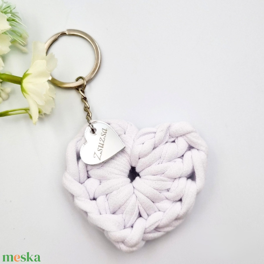 Horgolt szív kulcstartó gravírozott medállal, egyedi ajándékkártyán - Anyák napi ajándék (02) - táska & tok - kulcstartó & táskadísz - kulcstartó - Meska.hu