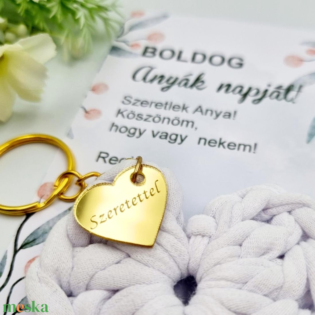 Horgolt szív kulcstartó gravírozott medállal, egyedi ajándékkártyán - Anyák napi ajándék (02) - táska & tok - kulcstartó & táskadísz - kulcstartó - Meska.hu
