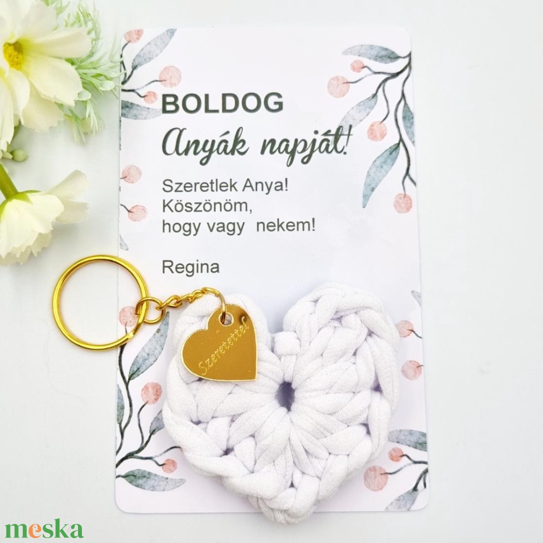 Horgolt szív kulcstartó gravírozott medállal, egyedi ajándékkártyán - Anyák napi ajándék (02) - táska & tok - kulcstartó & táskadísz - kulcstartó - Meska.hu