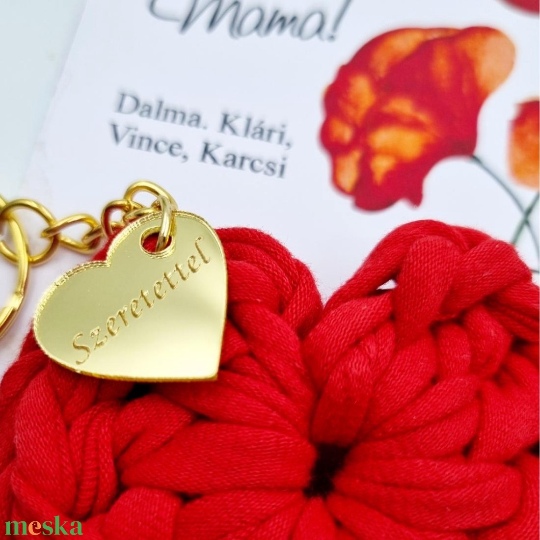 Horgolt szív kulcstartó gravírozott medállal, egyedi ajándékkártyán - Anyák napi ajándék (03) - táska & tok - kulcstartó & táskadísz - kulcstartó - Meska.hu