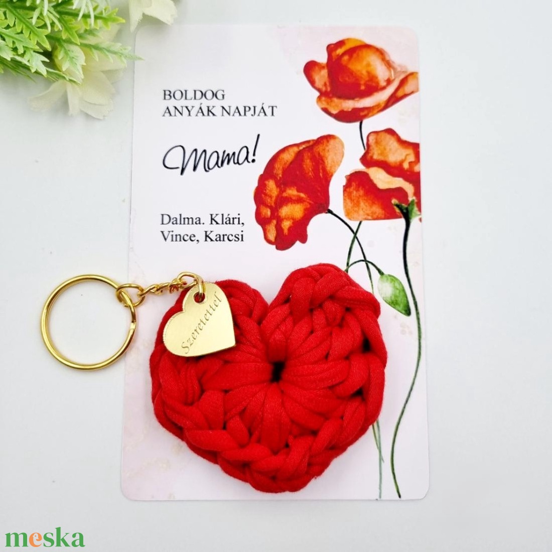 Horgolt szív kulcstartó gravírozott medállal, egyedi ajándékkártyán - Anyák napi ajándék (03) - táska & tok - kulcstartó & táskadísz - kulcstartó - Meska.hu