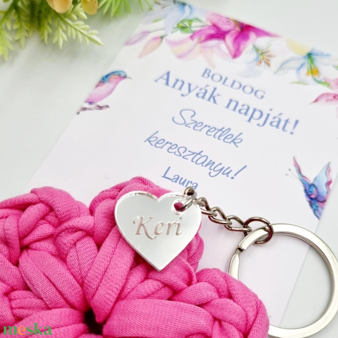 Horgolt virág kulcstartó gravírozott medállal, egyedi ajándékkártyán - Anyák napi ajándék (09) - táska & tok - kulcstartó & táskadísz - kulcstartó - Meska.hu