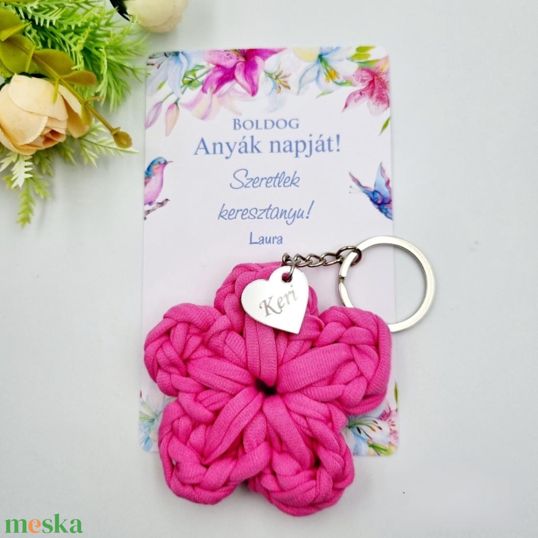 Horgolt virág kulcstartó gravírozott medállal, egyedi ajándékkártyán - Anyák napi ajándék (09) - táska & tok - kulcstartó & táskadísz - kulcstartó - Meska.hu