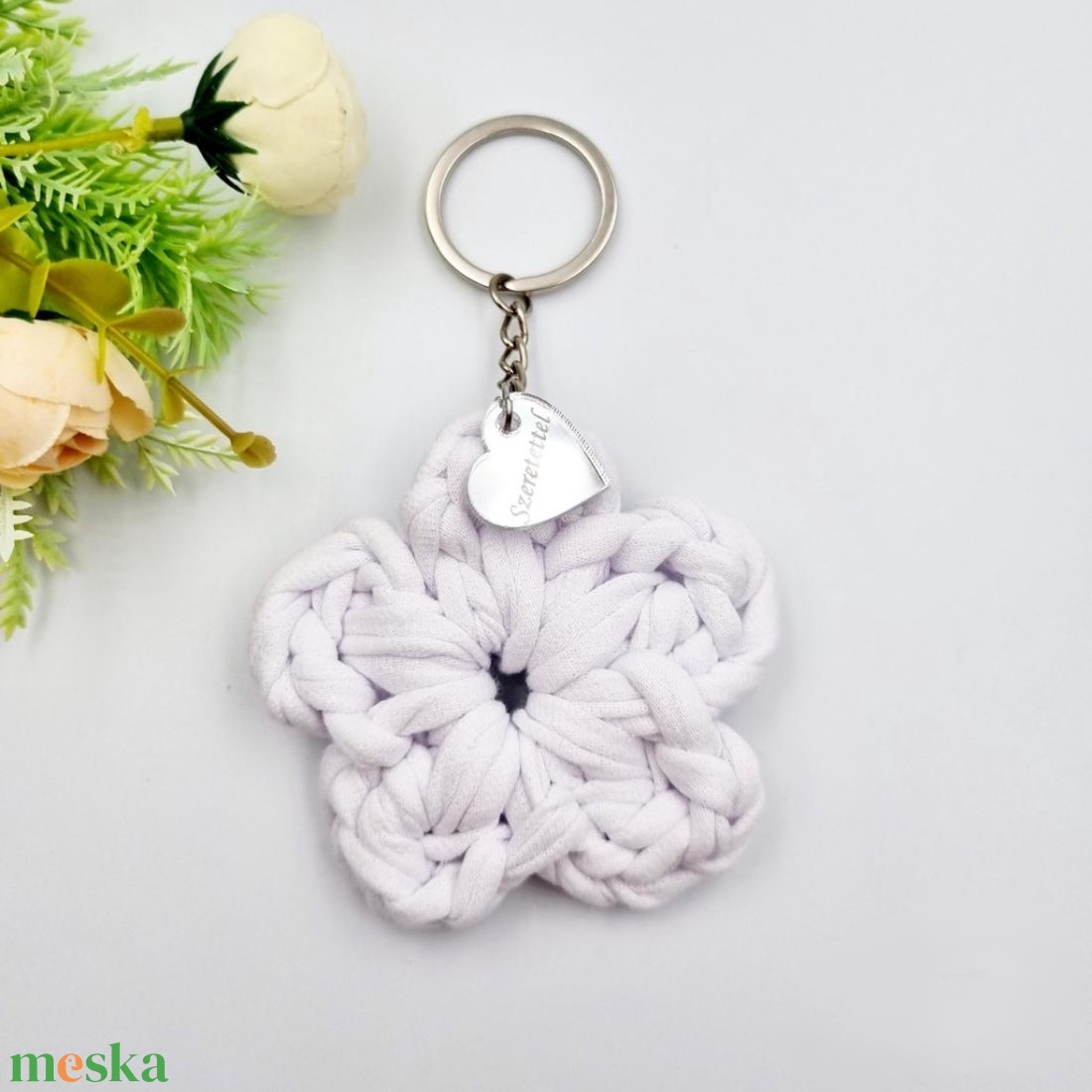 Horgolt virág kulcstartó gravírozott medállal, egyedi ajándékkártyán - Anyák napi ajándék (12) - táska & tok - kulcstartó & táskadísz - kulcstartó - Meska.hu