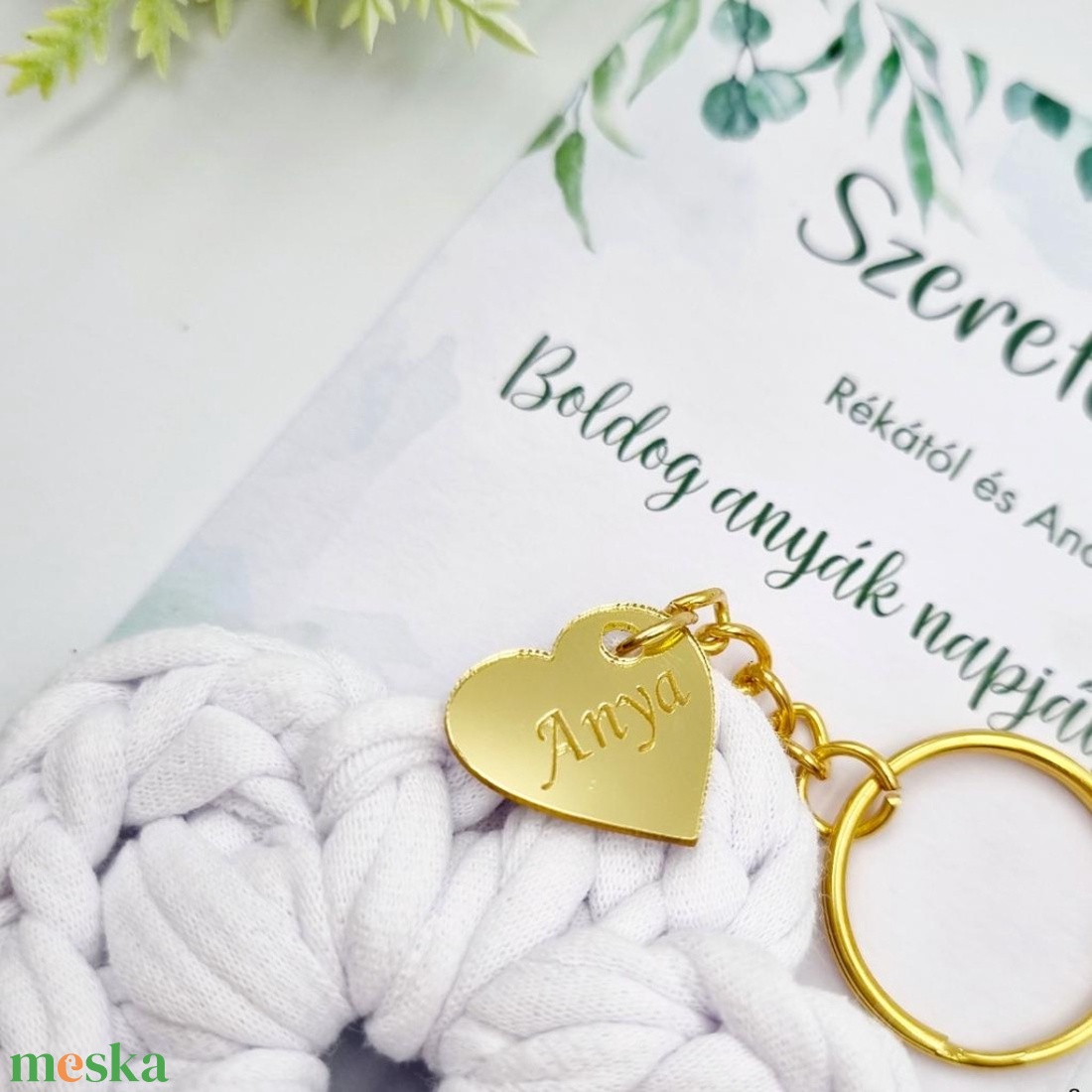 Horgolt virág kulcstartó gravírozott medállal, egyedi ajándékkártyán - Anyák napi ajándék (12) - táska & tok - kulcstartó & táskadísz - kulcstartó - Meska.hu