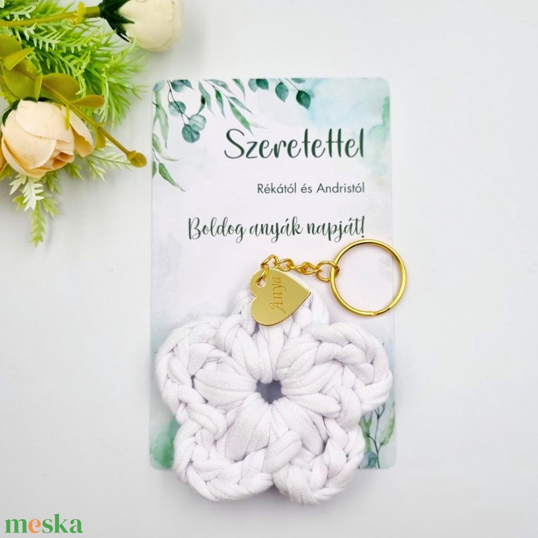 Horgolt virág kulcstartó gravírozott medállal, egyedi ajándékkártyán - Anyák napi ajándék (12) - táska & tok - kulcstartó & táskadísz - kulcstartó - Meska.hu