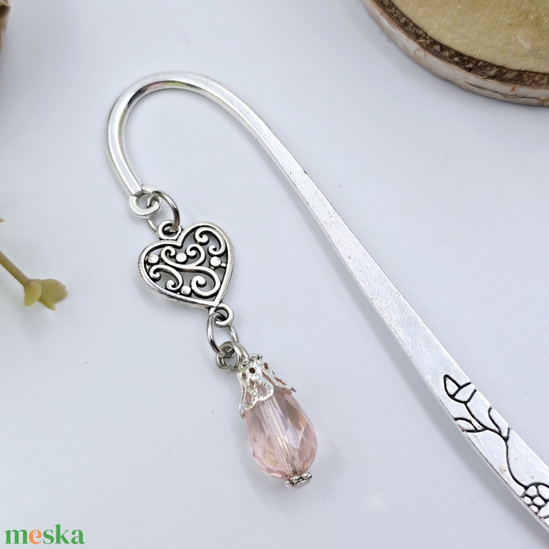 Yara - könyvjelző rózsaszín üveggyönggyel, szív charmmal - könyv & zene - könyvjelző - Meska.hu