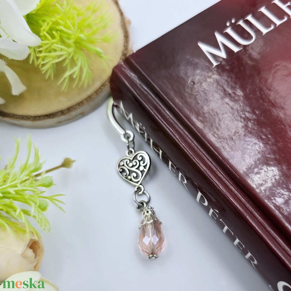 Yara - könyvjelző rózsaszín üveggyönggyel, szív charmmal - könyv & zene - könyvjelző - Meska.hu