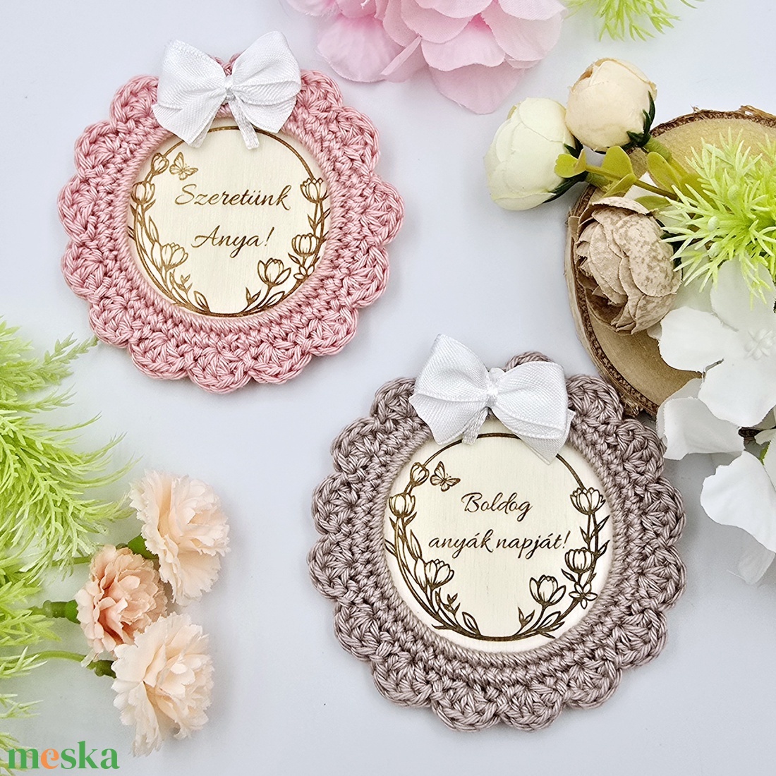 Anyák napi horgolt, gravírozott hűtőmágnes - otthon & életmód - konyhafelszerelés, tálalás - konyhai dekoráció - hűtőmágnes - Meska.hu