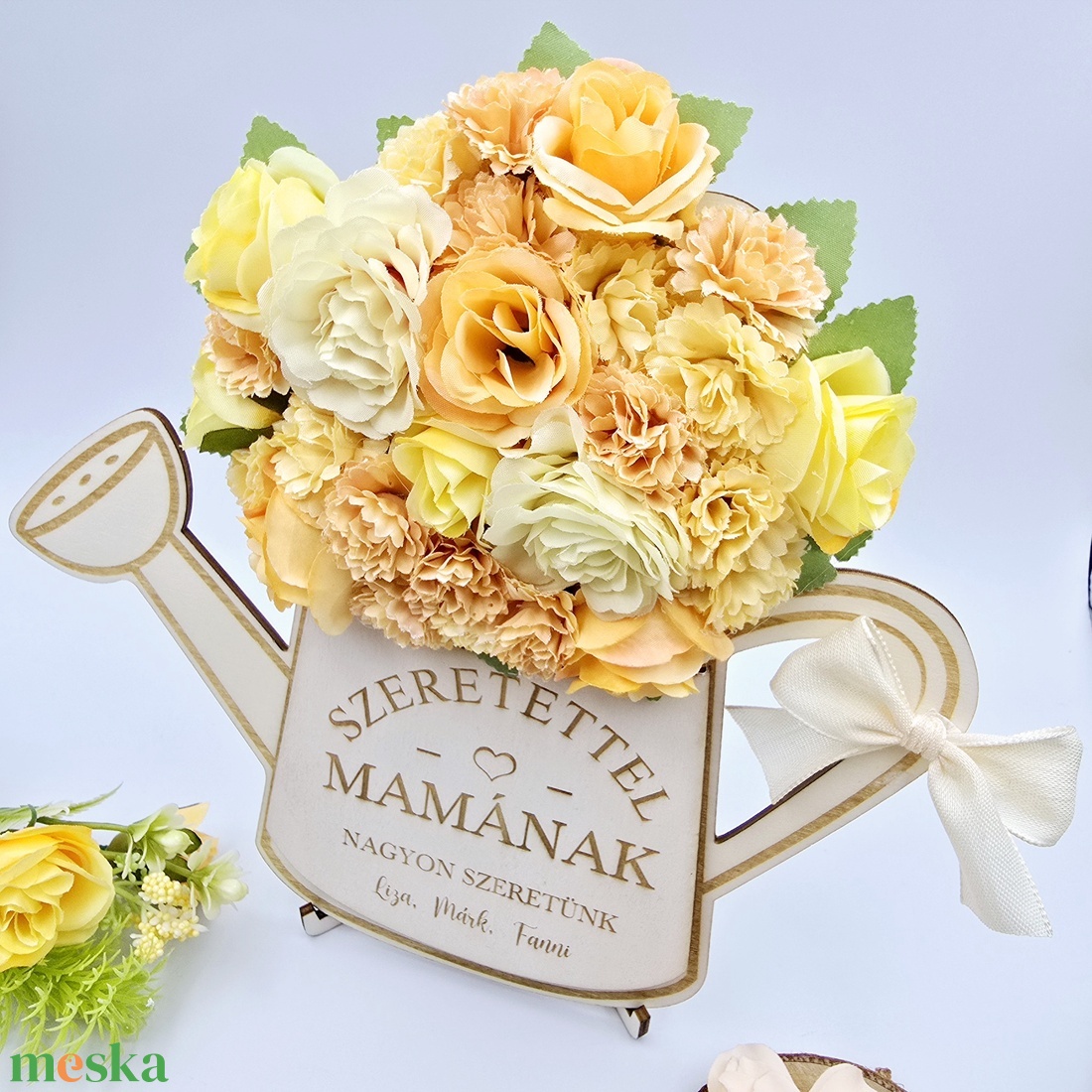 Ajándék anyák napjára - selyemvirágokkal díszített egyedi feliratos öntözőkanna - otthon & életmód - dekoráció - dísztárgy - Meska.hu