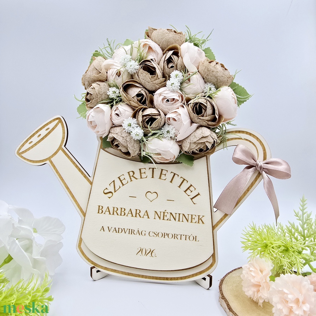 Ajándék óvó néninek, tanító néninek - selyemvirágokkal díszített egyedi feliratos öntözőkanna 12. - otthon & életmód - dekoráció - dísztárgy - Meska.hu