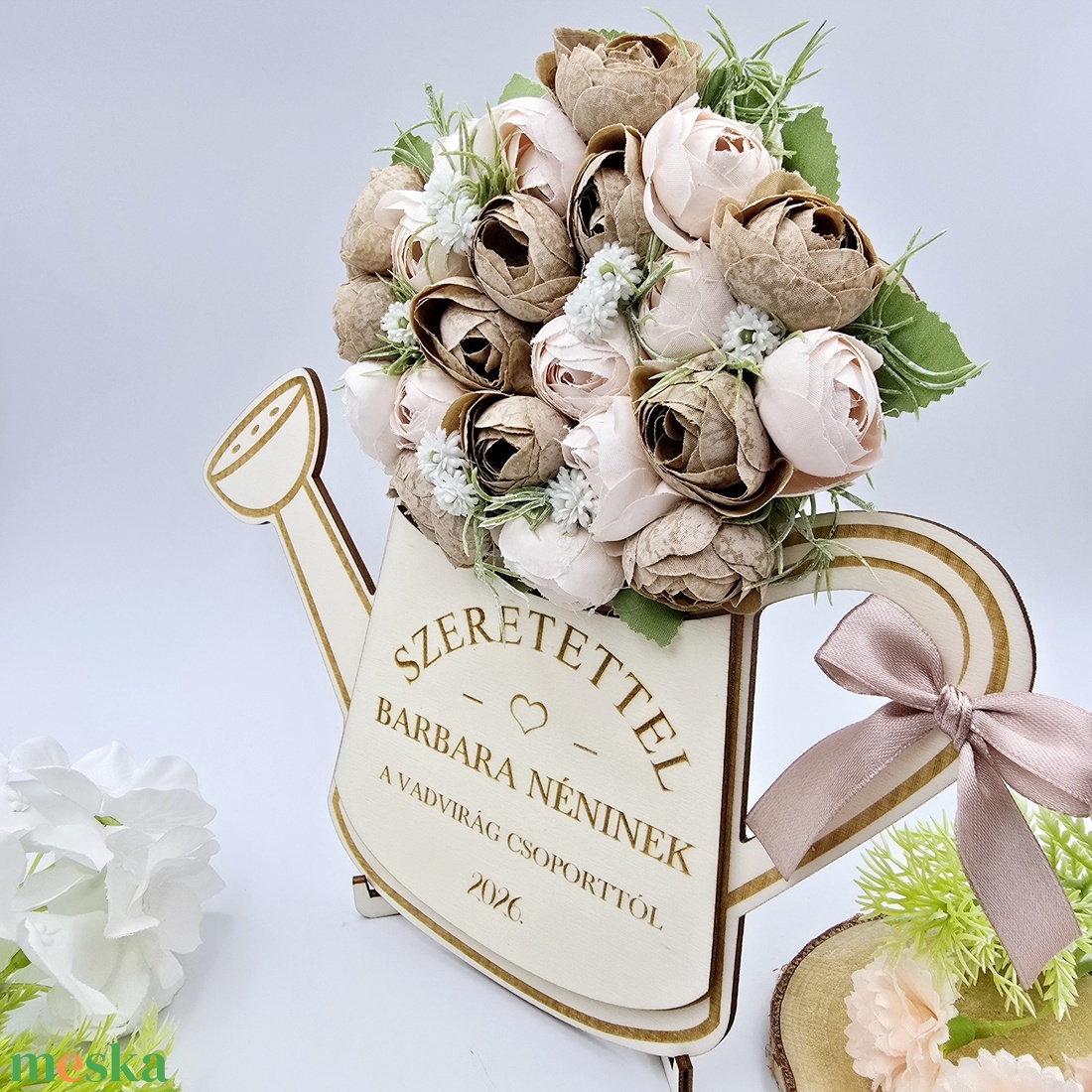 Ajándék óvó néninek, tanító néninek - selyemvirágokkal díszített egyedi feliratos öntözőkanna 12. - otthon & életmód - dekoráció - dísztárgy - Meska.hu