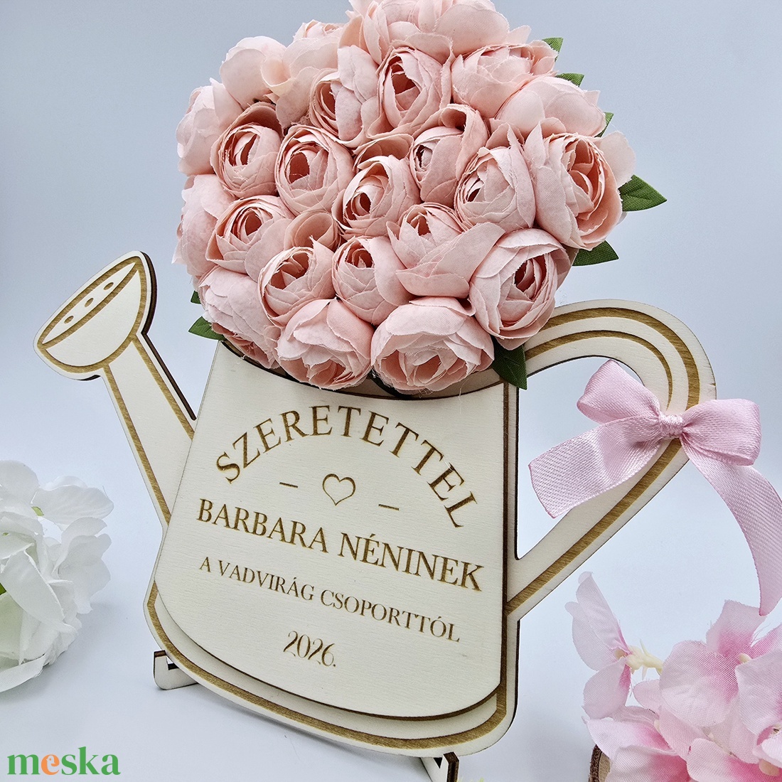 Ajándék óvó néninek, tanító néninek - selyemvirágokkal díszített egyedi feliratos öntözőkanna 13. - otthon & életmód - dekoráció - dísztárgy - Meska.hu