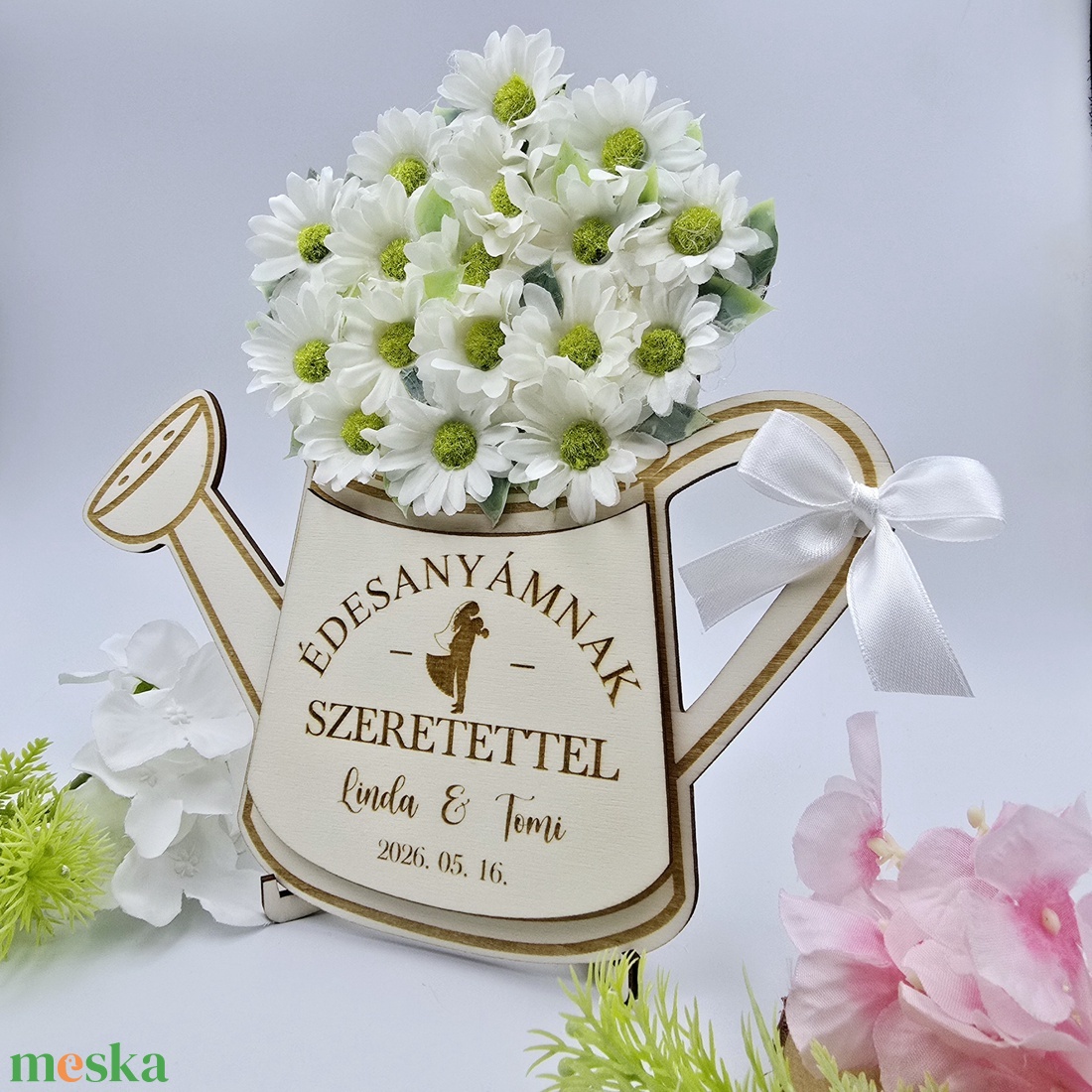 Szülőköszöntő ajándék - selyemvirágokkal díszített egyedi feliratos öntözőkanna 14. - esküvő - emlék & ajándék - szülőköszöntő ajándék - Meska.hu