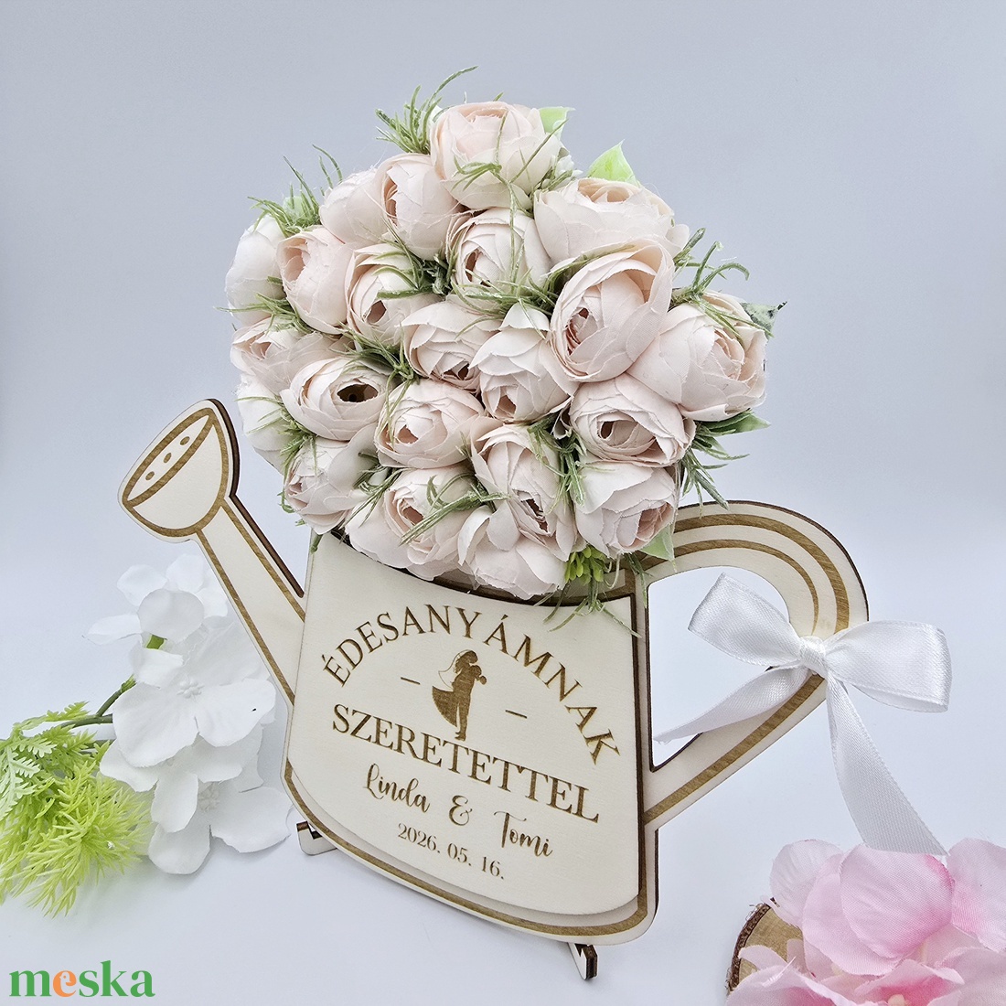 Szülőköszöntő ajándék - selyemvirágokkal díszített egyedi feliratos öntözőkanna 15. - esküvő - emlék & ajándék - szülőköszöntő ajándék - Meska.hu
