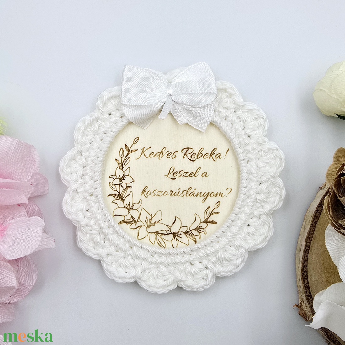 Koszorúslány felkérő ajándék - horgolt, gravírozott hűtőmágnes - esküvő - meghívó & kártya - koszorúslány felkérő - Meska.hu