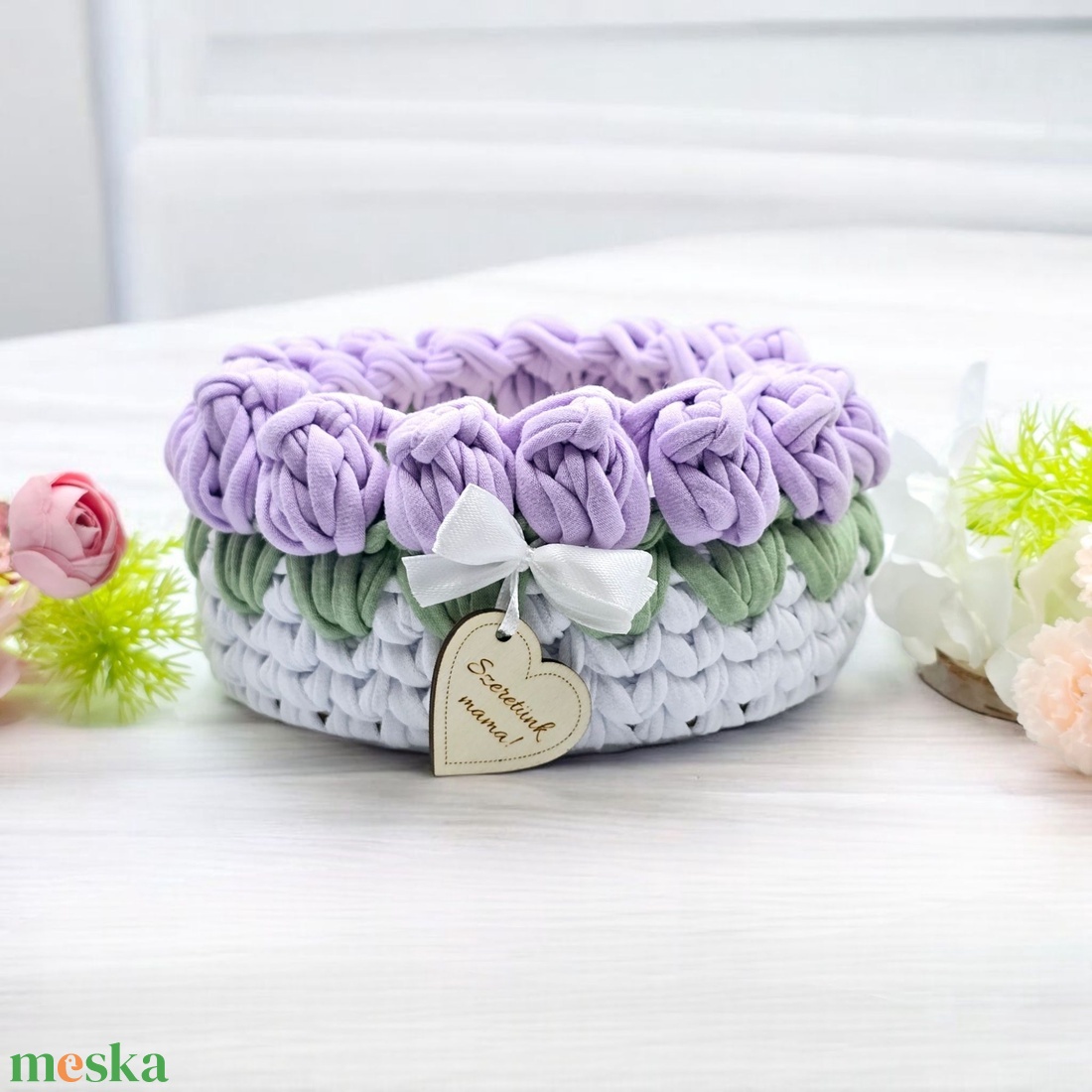 Horgolt tulipános tárolókosár egyedi felirattal, lila szín. Anyák napi ajándék, búcsúajándék óvó néninek, tanító néninek - otthon & életmód - tárolás & rendszerezés - tárolókosár - Meska.hu