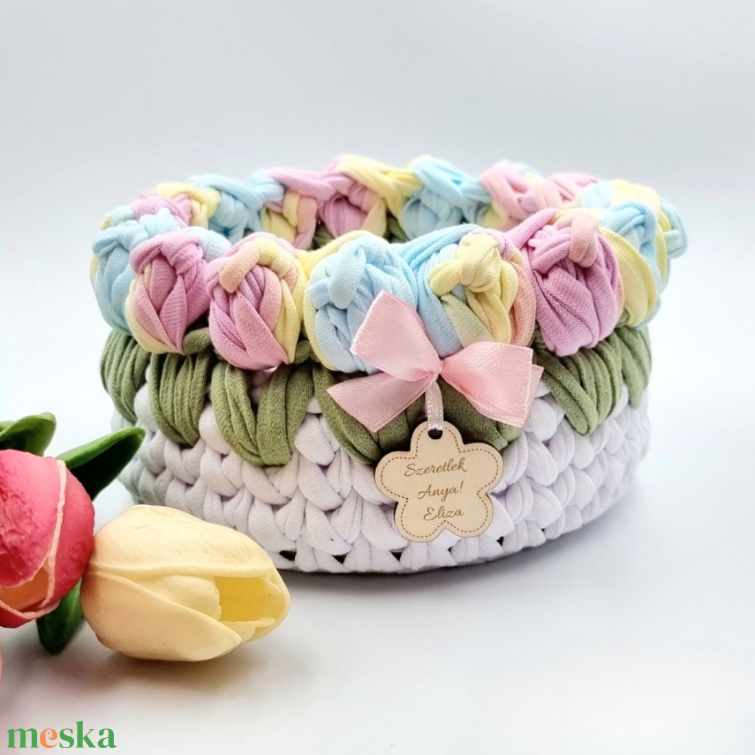 Horgolt tulipános tárolókosár egyedi felirattal, szivárványos szín. Ajándék óvó néninek - otthon & életmód - tárolás & rendszerezés - tárolókosár - Meska.hu