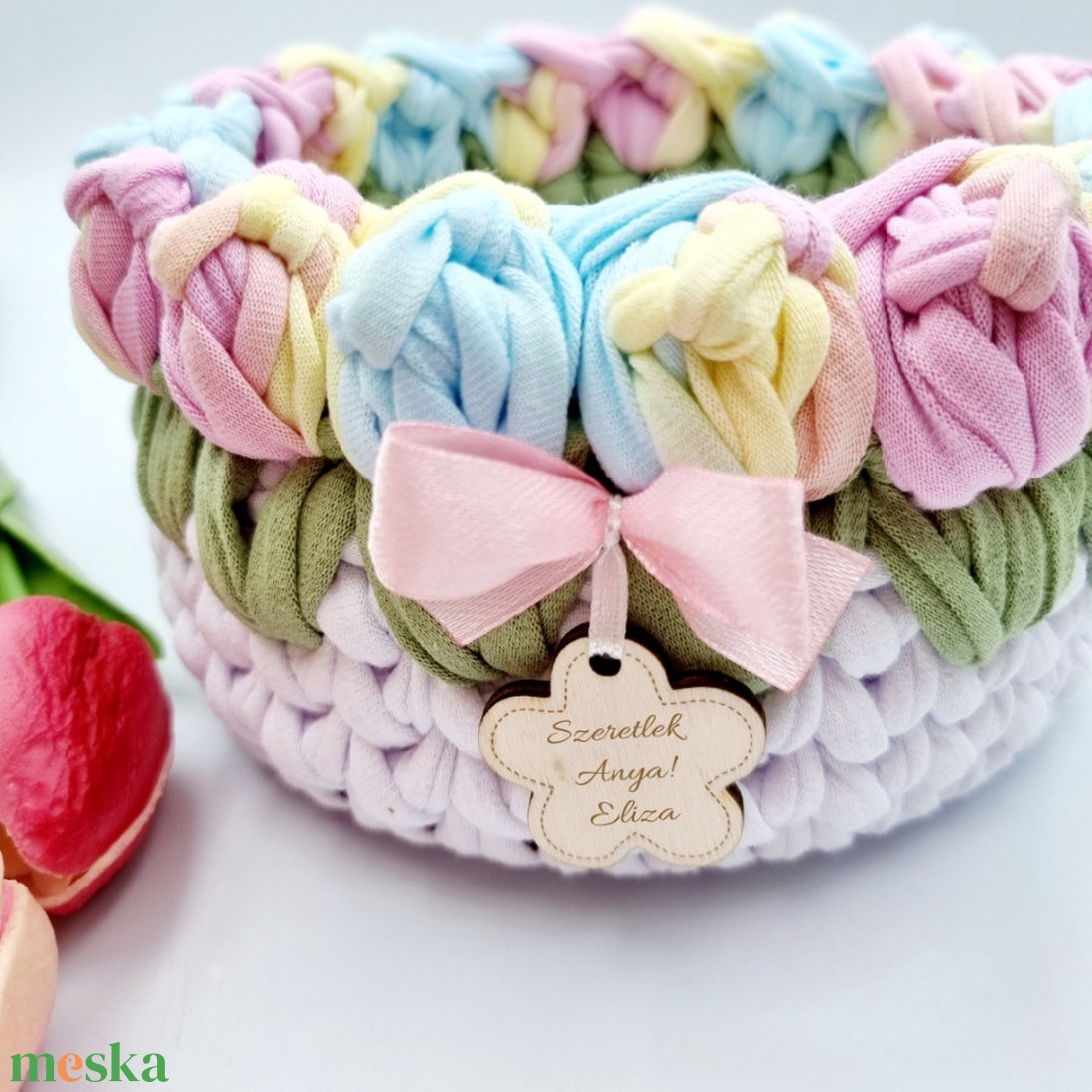 Horgolt tulipános tárolókosár egyedi felirattal, szivárványos szín. Ajándék óvó néninek - otthon & életmód - tárolás & rendszerezés - tárolókosár - Meska.hu