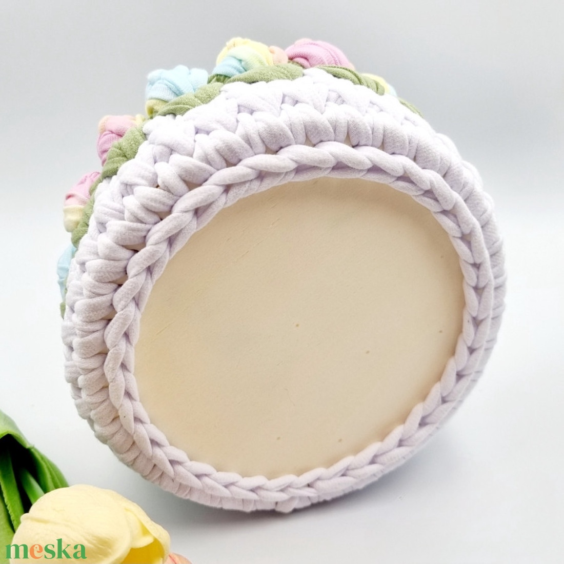 Horgolt tulipános tárolókosár egyedi felirattal, szivárványos szín. Ajándék óvó néninek - otthon & életmód - tárolás & rendszerezés - tárolókosár - Meska.hu