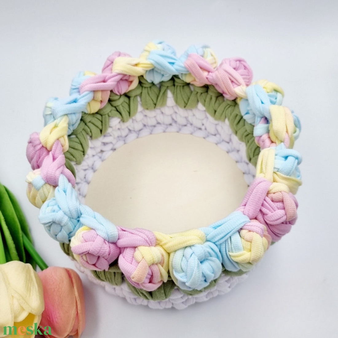 Horgolt tulipános tárolókosár egyedi felirattal, szivárványos szín. Ajándék óvó néninek - otthon & életmód - tárolás & rendszerezés - tárolókosár - Meska.hu