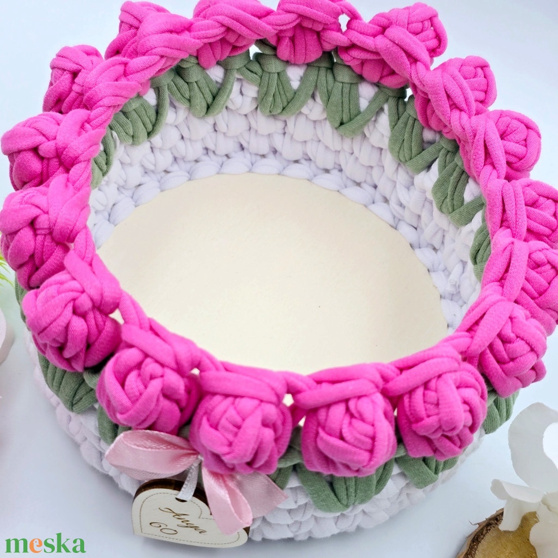 Horgolt tulipános tárolókosár egyedi felirattal, pink. Ajándék pedagógusnapra - otthon & életmód - tárolás & rendszerezés - tárolókosár - Meska.hu