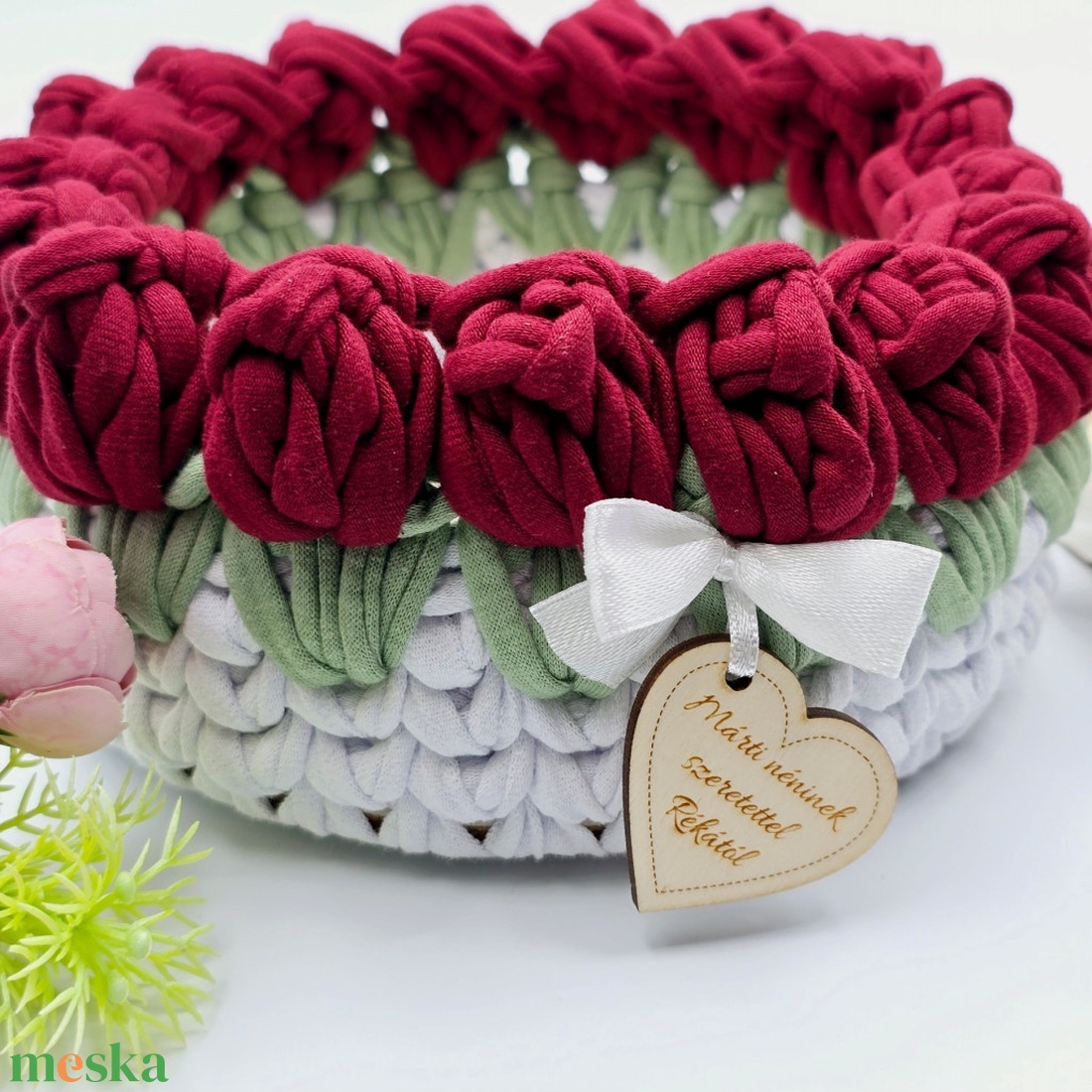 Horgolt tulipános tárolókosár egyedi felirattal, bordó. Ajándék óvó néninek, tanító néninek pedagógusnapra - otthon & életmód - tárolás & rendszerezés - tárolókosár - Meska.hu