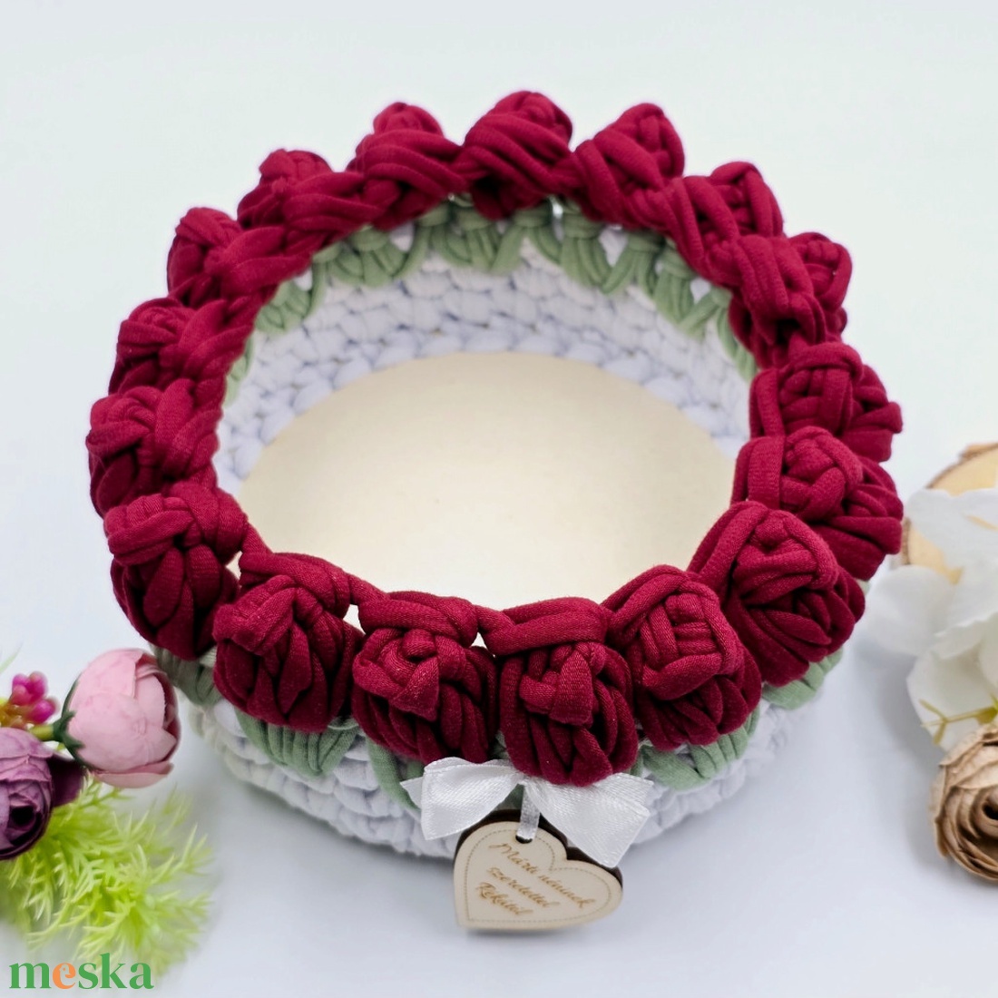 Horgolt tulipános tárolókosár egyedi felirattal, bordó. Ajándék óvó néninek, tanító néninek pedagógusnapra - otthon & életmód - tárolás & rendszerezés - tárolókosár - Meska.hu