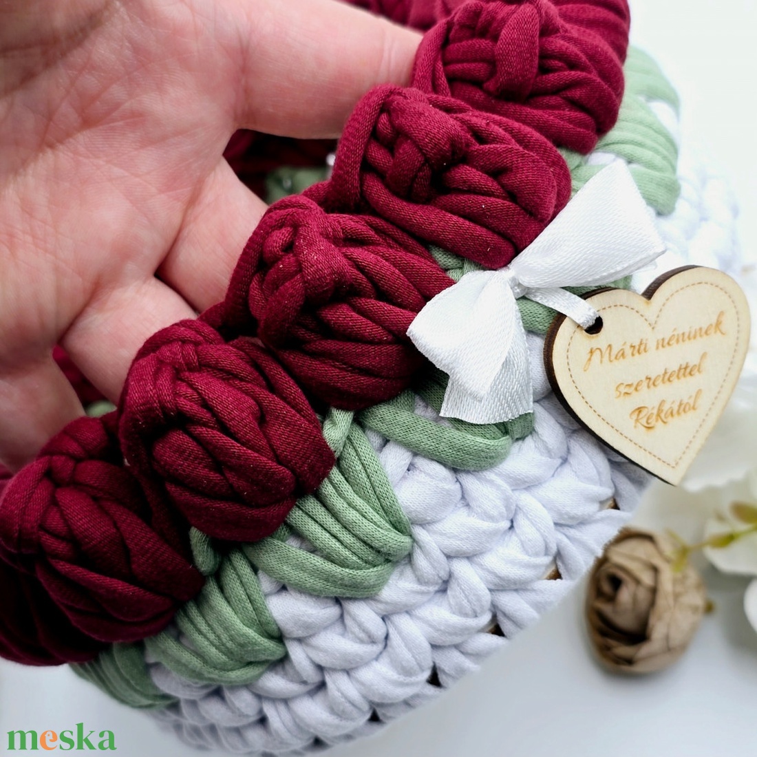 Horgolt tulipános tárolókosár egyedi felirattal, bordó. Ajándék óvó néninek, tanító néninek pedagógusnapra - otthon & életmód - tárolás & rendszerezés - tárolókosár - Meska.hu