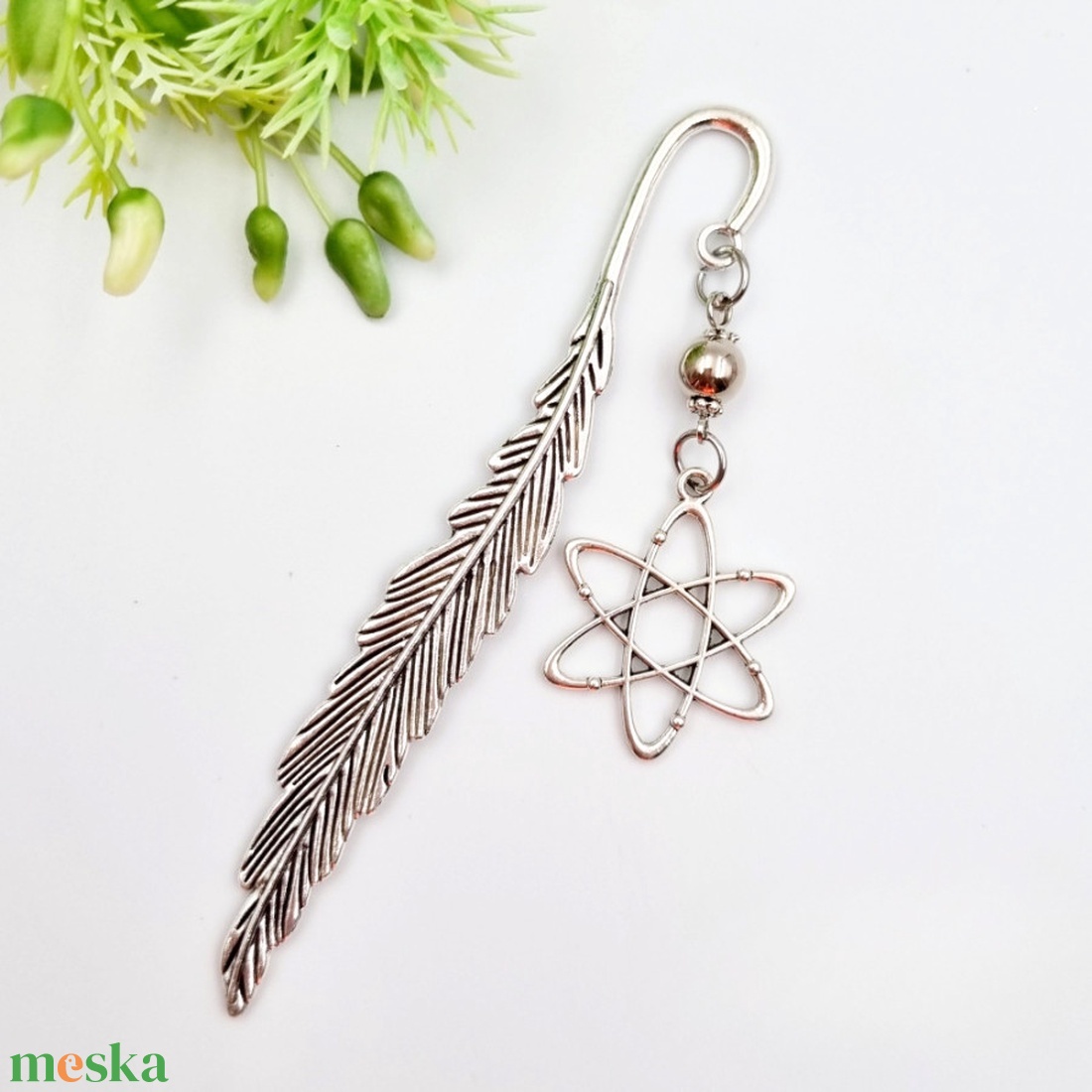 Ajándék fizika- és kémiatanároknak - Könyvjelző atom charm dísszel  - könyv & zene - könyvjelző - Meska.hu