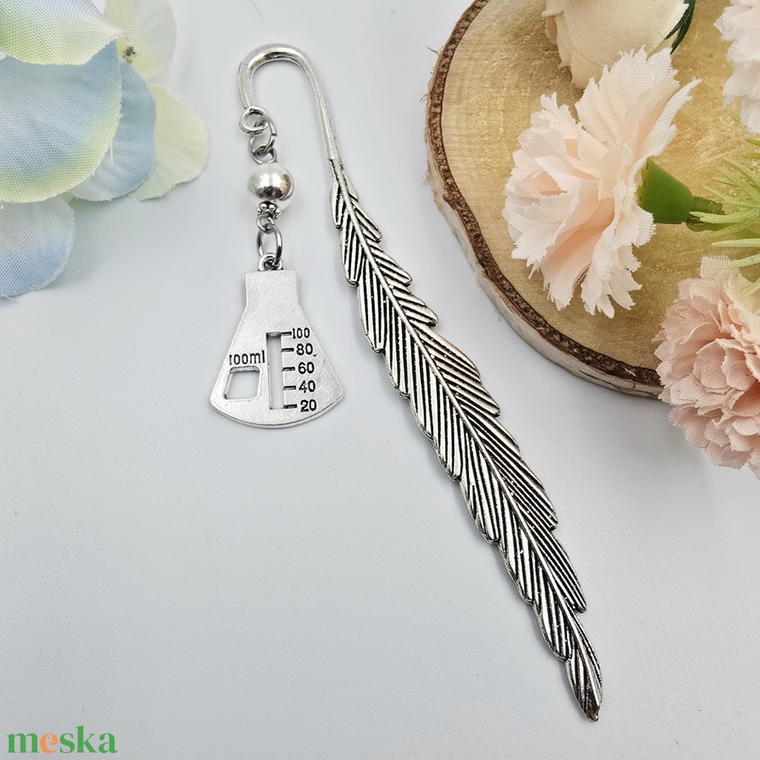 Ajándék kémiatanároknak - Könyvjelző lombik charm dísszel  - könyv & zene - könyvjelző - Meska.hu